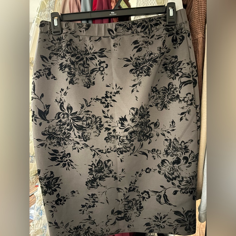 Floral velvet skirt